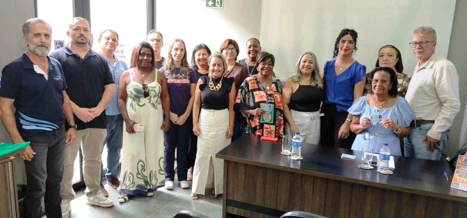 Diretores do SindsaúdeJaú recebem credencial das mãos do presidente da Federação Paulista da Saúde