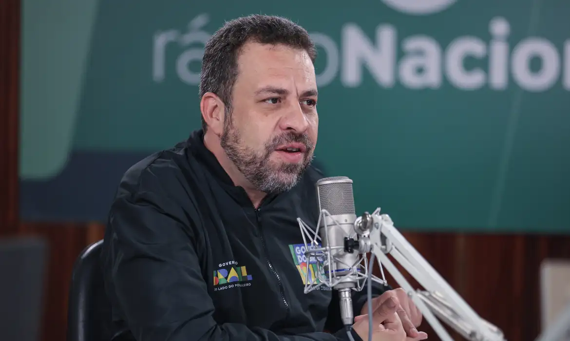 Acabar com a escala 6x1 é prioridade do governo, afirma Boulos