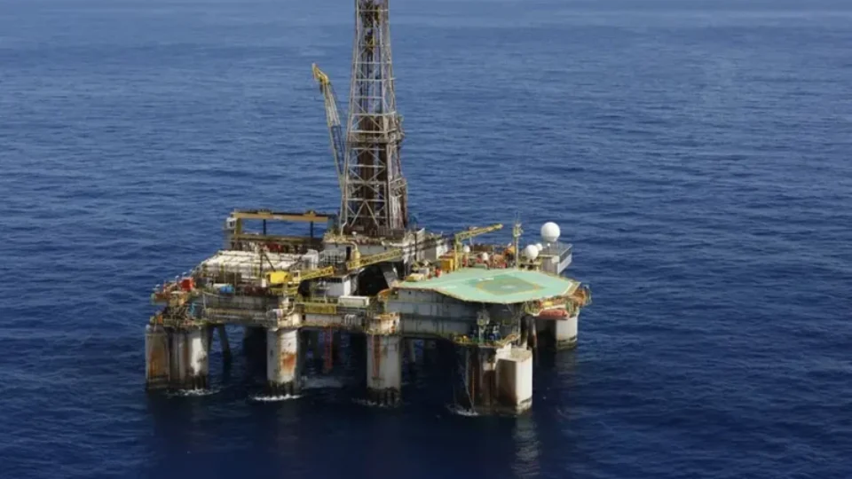 Ataque dos EUA no Golfo faz petróleo subir 10% e operadores dizem que pode ir a US$ 100 