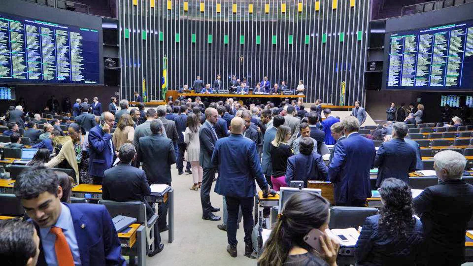 Deputados de direita agem na Câmara contra direitos trabalhistas e querem reduzir salários