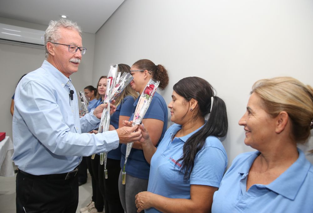 Sinsaúde distribui 30 mil rosas em homenagem às trabalhadoras da saúde