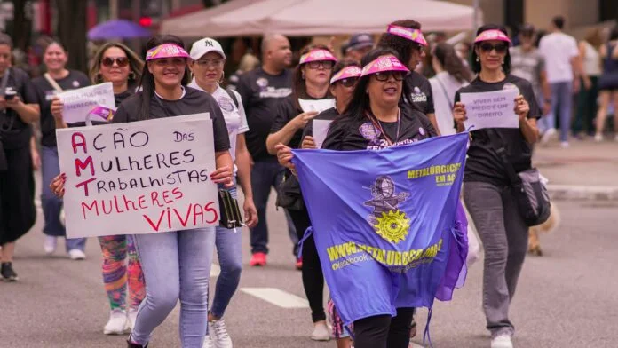 Mulheres se manifestam na Paulista