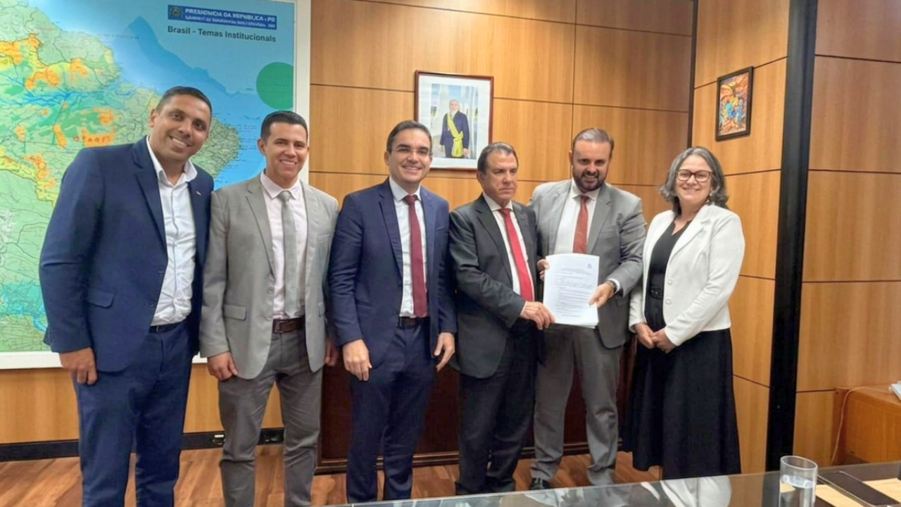 Da OIT para Brasília: SinSaúdeSP e Cofen entregam "Constituição da Biosseguridade" ao ministro Luiz Marinho e convocam para ato de 17 de março