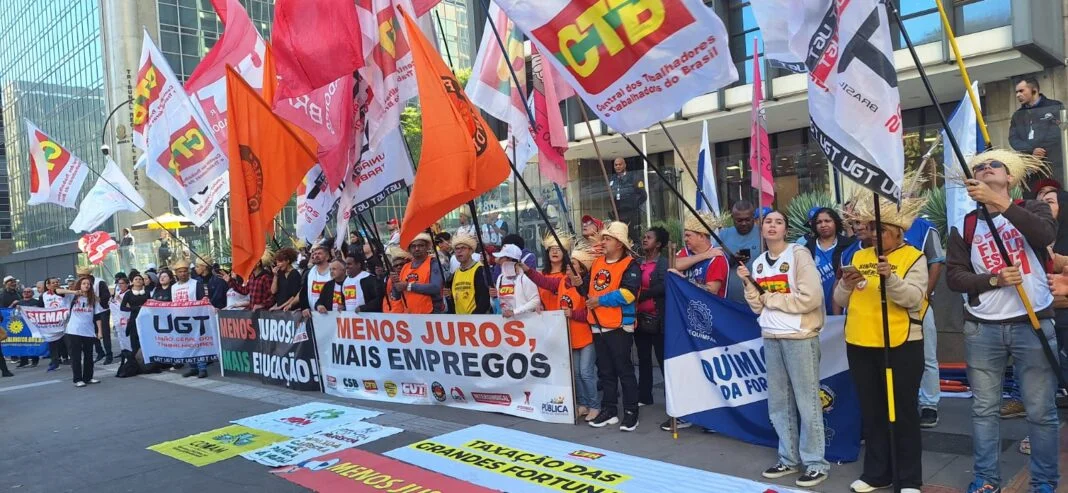Não dá mais uma Selic a 15%, gritam as centrais sindicais