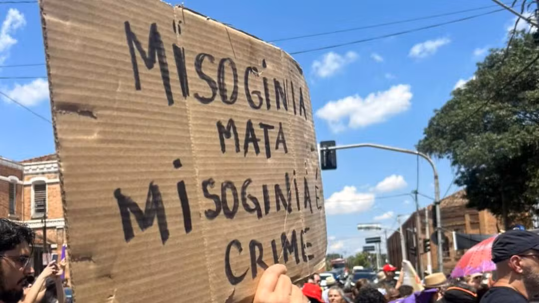 Senado aprova projeto de lei que equipara misoginia ao racismo e prevê penas maiores para crimes de ódio contra mulheres