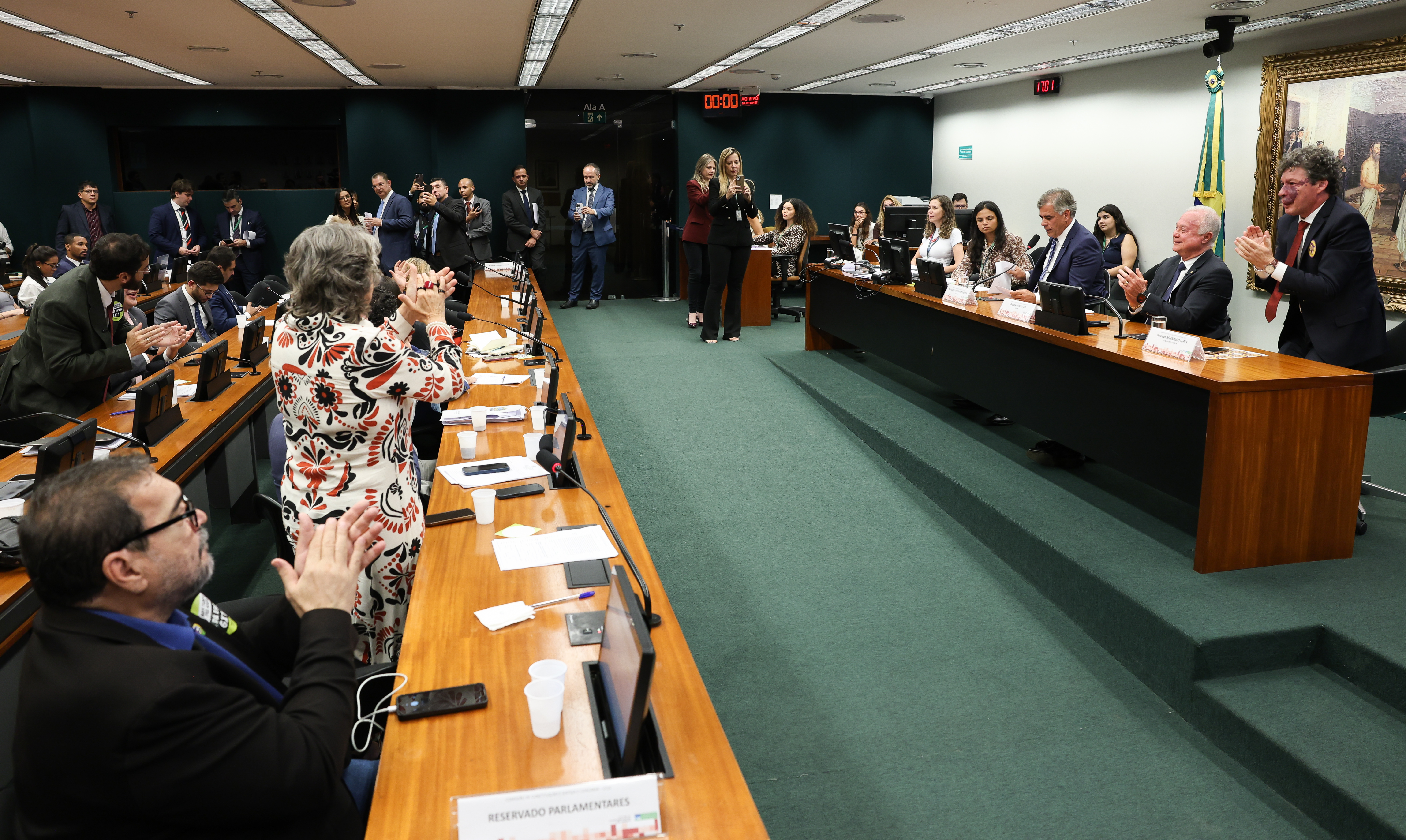 Comissão de Constituição e Justiça aprova a PEC que trata do fim da escala 6x1