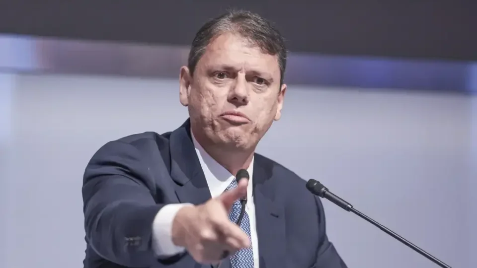Flávio Dino cobra explicações de Tarcísio sobre suposto acordo de emendas em SP
