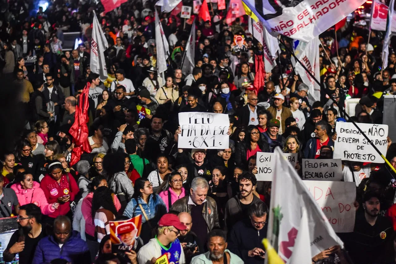 'Sem transição', manifestantes fecham a Avenida Paulista pelo fim da escala 6×1