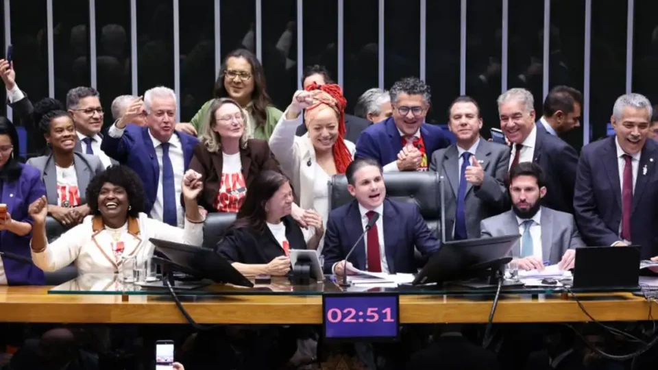 Vitória! Centrais Sindicais celebram redução da jornada e fim da escala 6x1