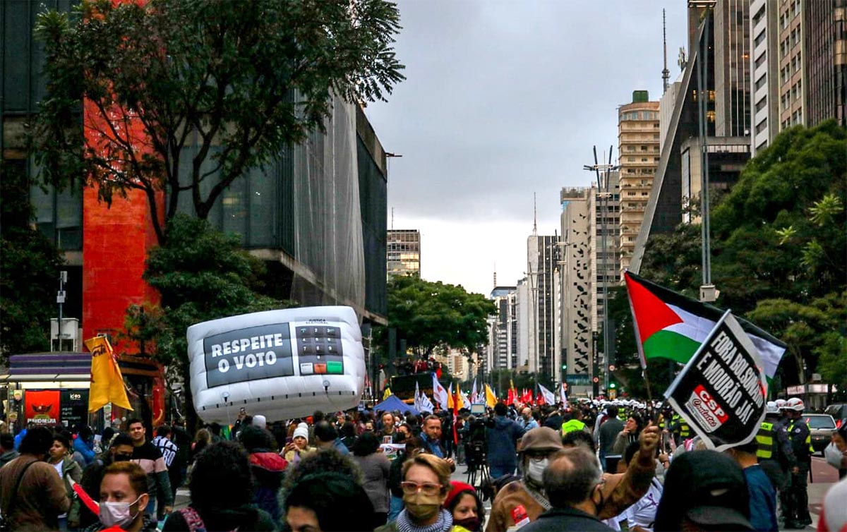 Estudantes e movimentos sociais fazem ato pela democracia na Avenida Paulista