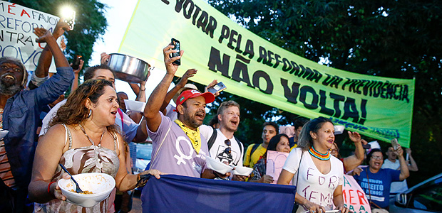 Manifestantes protestam contra reforma da Previdência em frente à casa de Maia