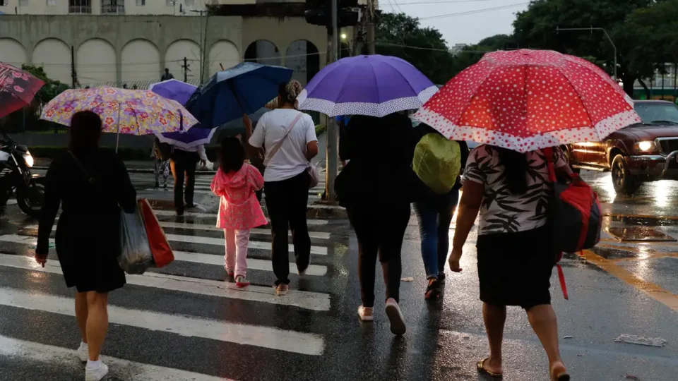 Sudeste pode ter chuvas intensas e calorão segue no Norte do país