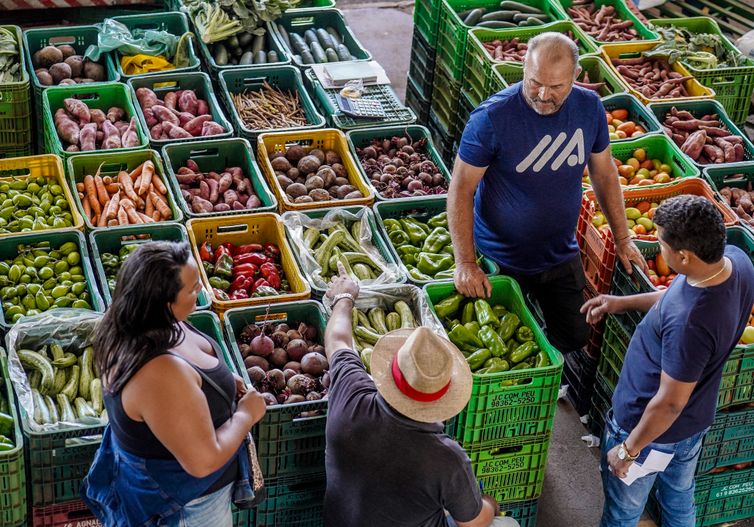 Renda dos pobres supera inflação, segundo dados do IBGE