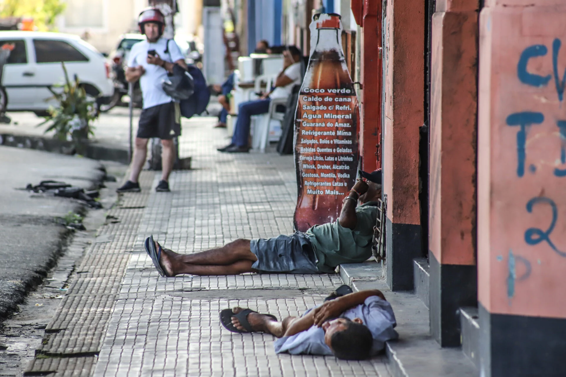 Pobreza cai ao menor nível desde 2012, mas ainda aflige 1 em cada 4 no país