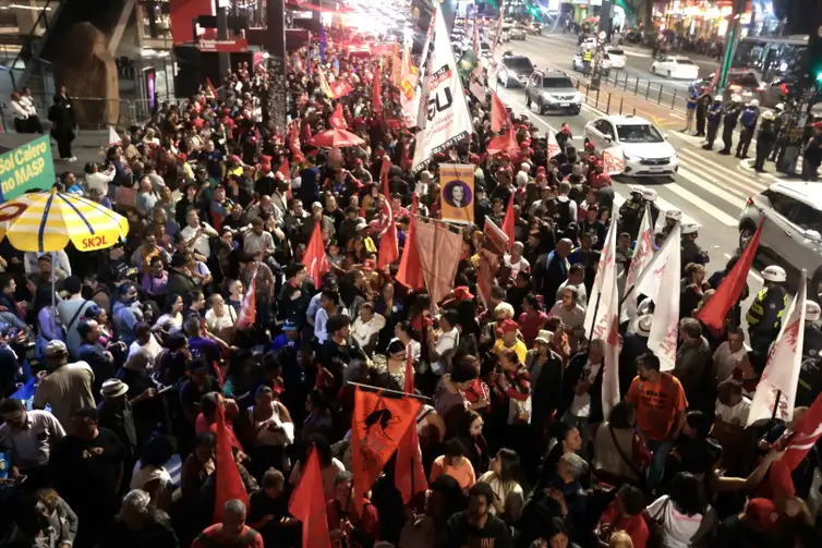 Protesto pelo fim da escala 6x1 reúne milhares de pessoas em São Paulo