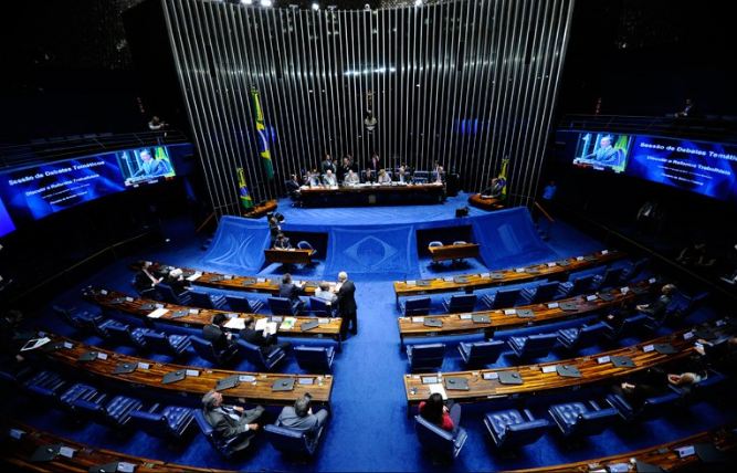 Reforma trabalhista será debatida em sessão temática nesta terça-feira