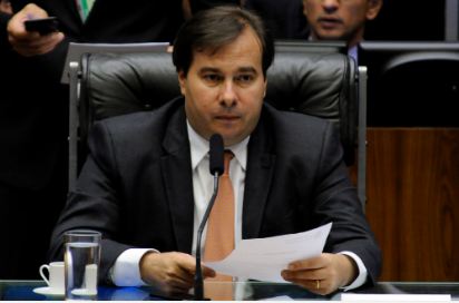 Rodrigo Maia assume, interinamente, Presidência da República