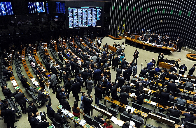 Plenário retoma análise da PEC do sistema eleitoral e do fundo para campanhas