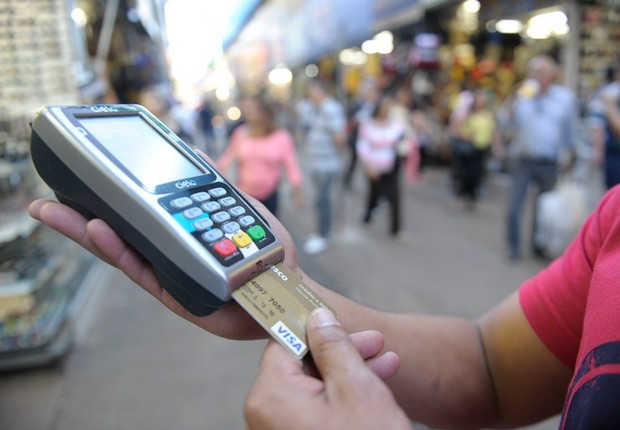 Após mudanças nas regras, valor pago em juros de cartão de crédito cai 41%