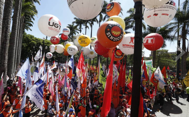 Centrais encerram ato e prometem greve se Previdência for votada