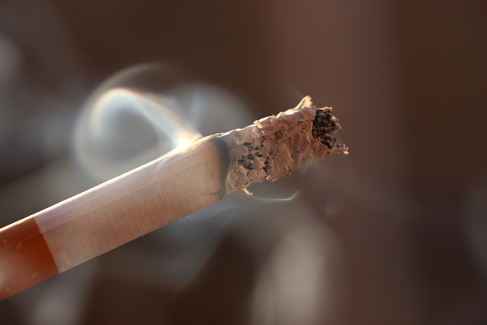  Fumo passivo está ligado a maior risco de AVC, segundo estudo