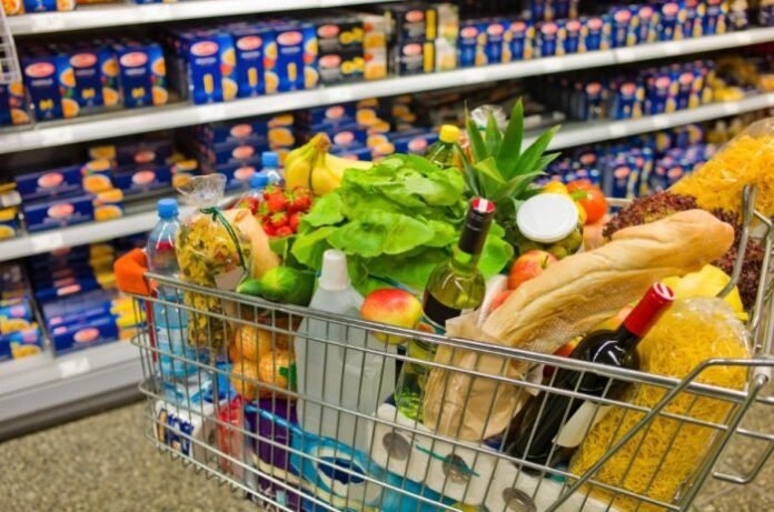 Caem os preços da cesta básica no Brasil em julho, segundo Dieese