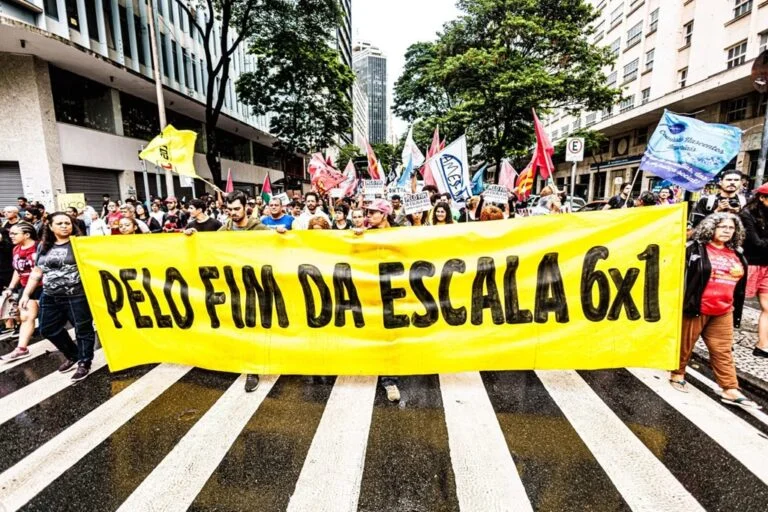 Pressão dos trabalhadores faz Alcolumbre encaminhar PEC do fim da 6x1 à CCJ