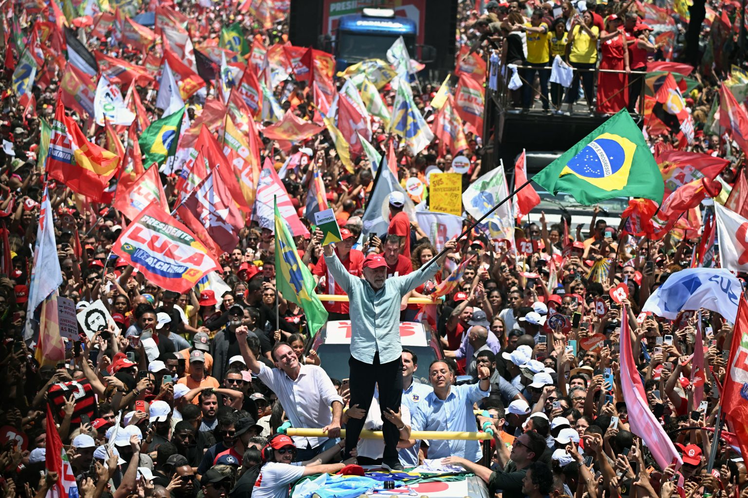 Lula consegue virada épica, derrota Flávio Bolsonaro e será presidente pela 4ª vez