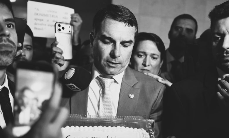 Flávio Bolsonaro elege sindicatos como inimigos
