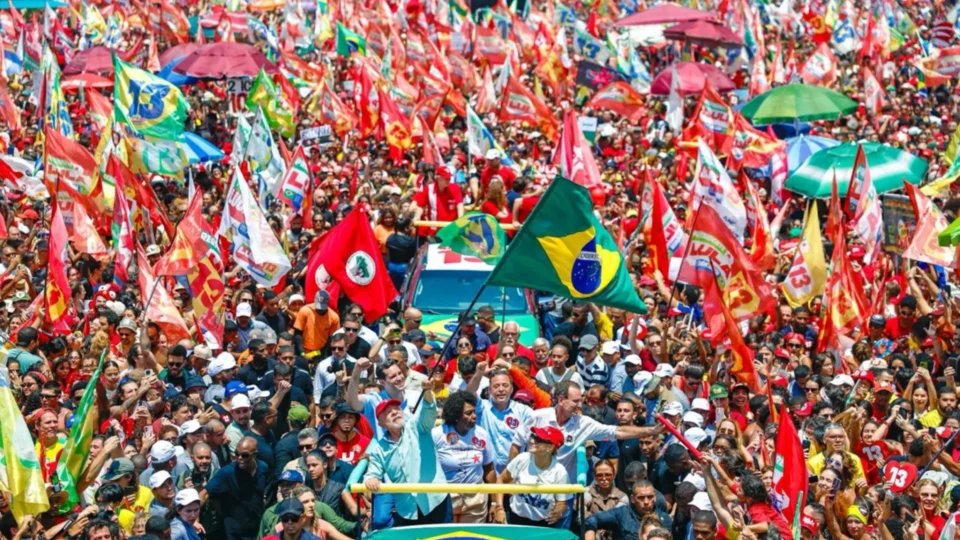 Observadores internacionais enterram suspeitas sobre eleição no Brasil