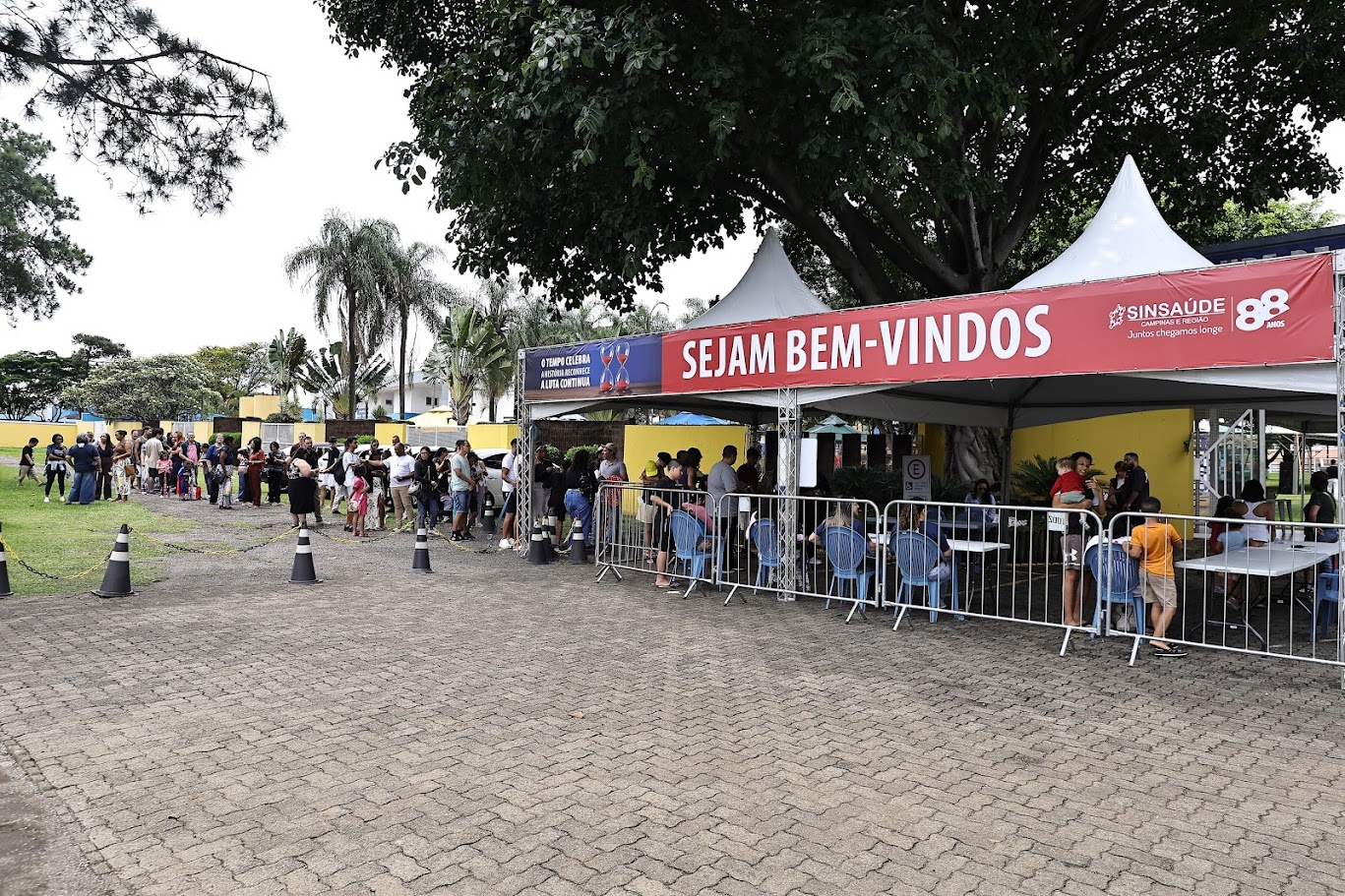 Festa de 88 anos do Sinsaúde reúne mais de 2 mil pessoas no Clube Anna Nery