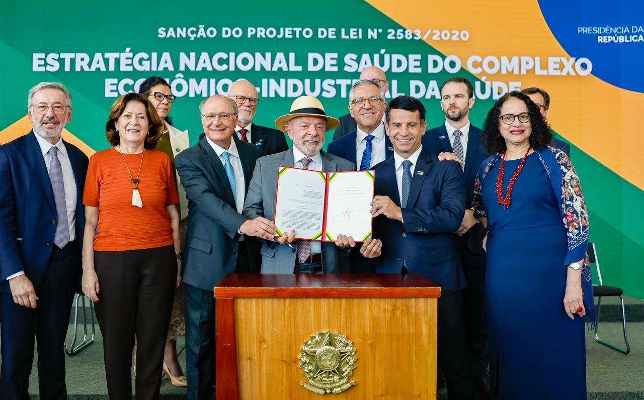 Lei cria política para fortalecer indústria da saúde