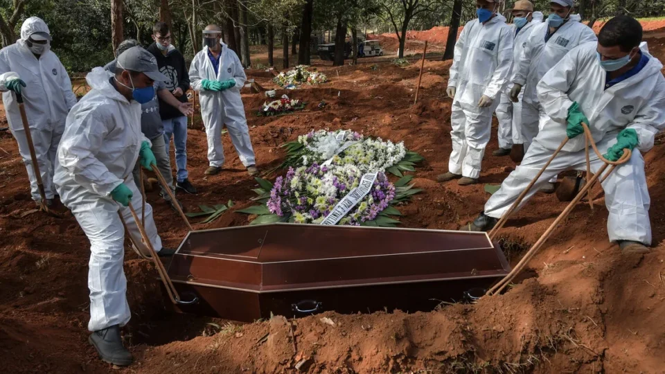Especialista diz que Brasil teve 2 milhões de mortos pela Covid-19