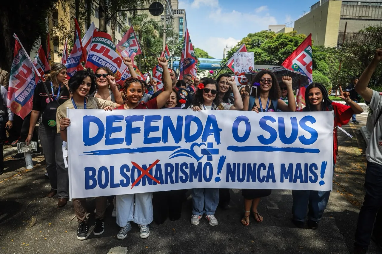 Ex-ministros da Saúde citam mais de 700 mil mortes na pandemia e alertam para retrocessos no SUS com eventual governo de Flávio Bolsonaro