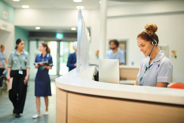 Projeto cria piso salarial nacional de R$ 2.450 para recepcionistas