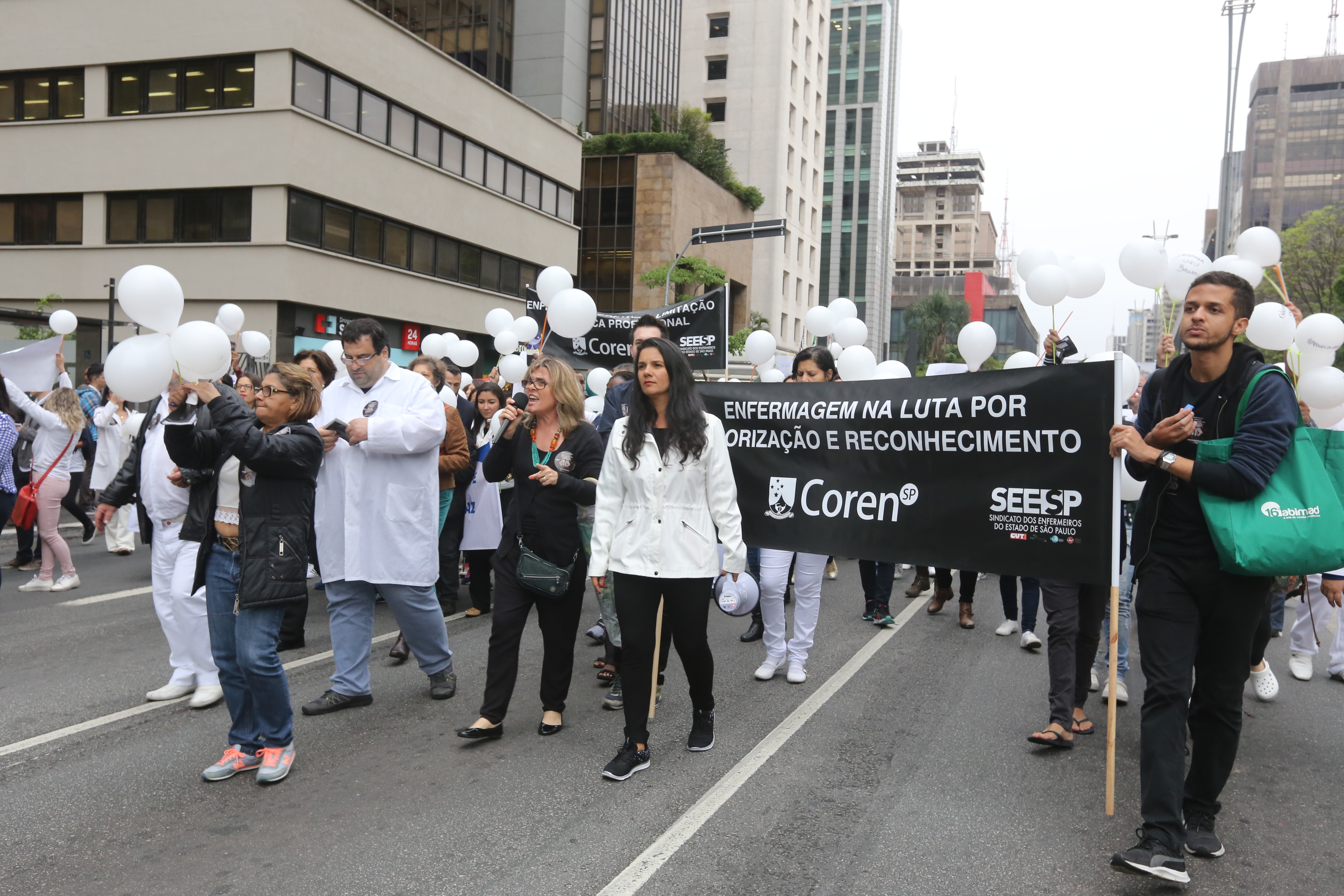 Enfermagem faz manifestação na Av. Paulista em defesa do SUS e da prática profissional