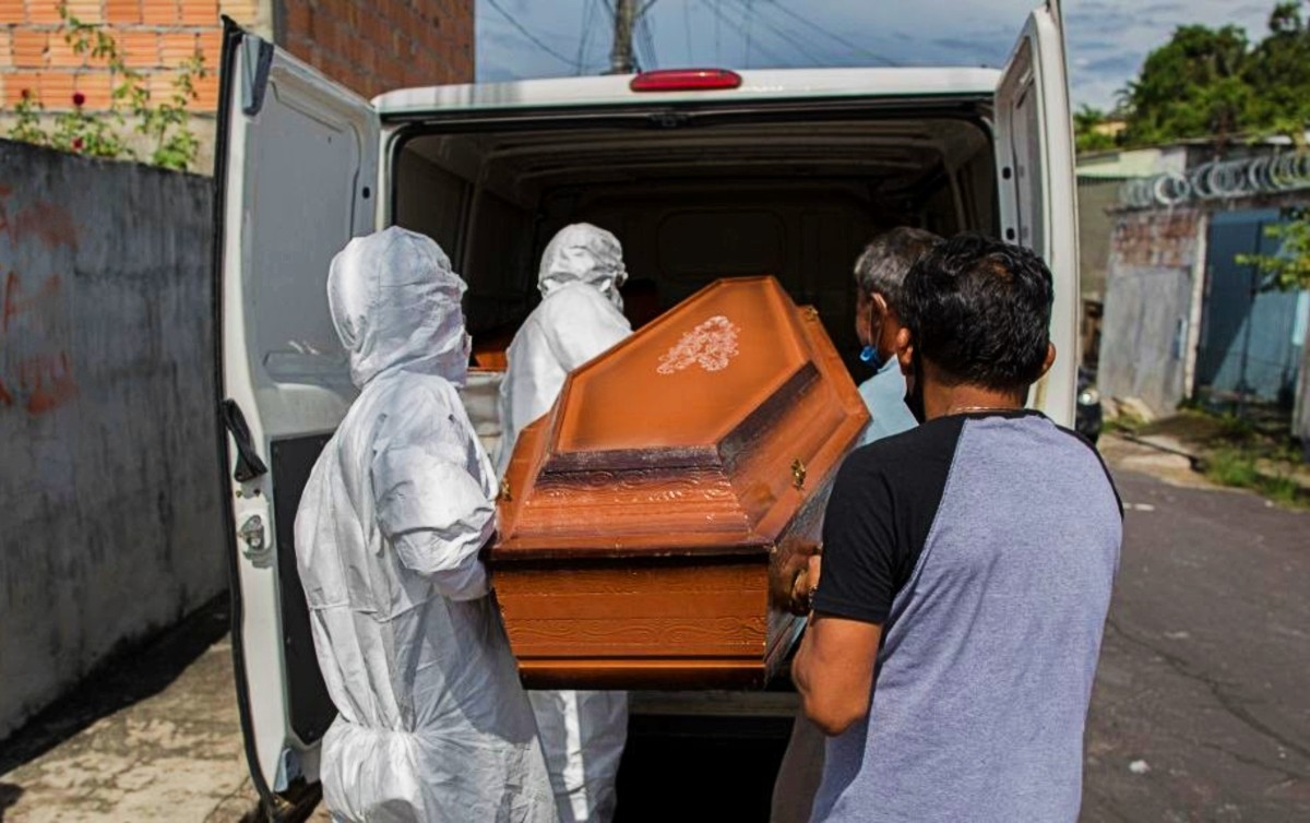 Brasil lidera mortes por covid-19 em 2021. Total de vítimas se aproxima de 490 mil