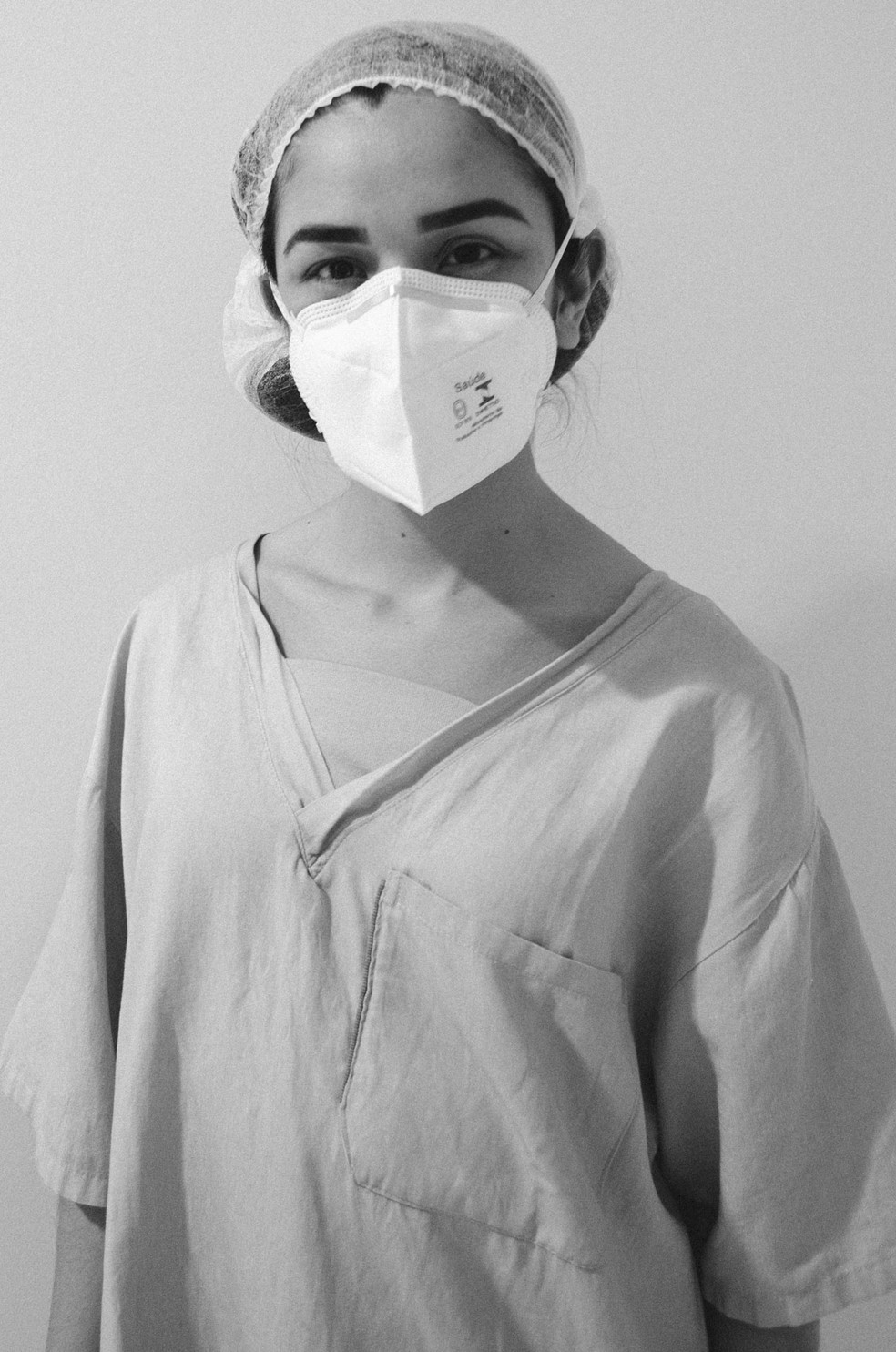 Fotógrafa e técnica em enfermagem, jovem une paixões para retratar colegas dentro de UTI Covid em Campinas