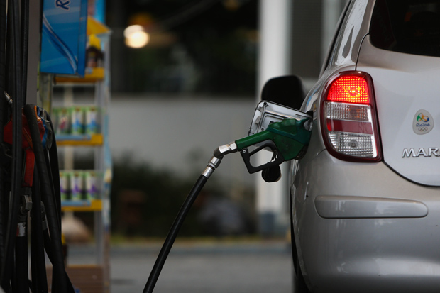 Litro da gasolina premium sobe mais que o da comum em 2017