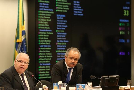 Comissão especial da Câmara aprova texto-base da reforma política