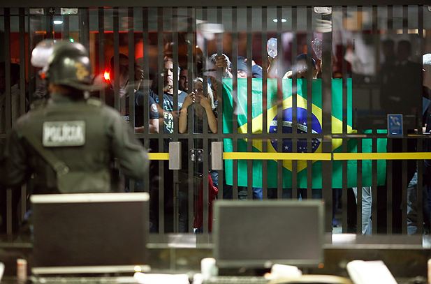 Defensores da nova Previdência ficam trancados durante invasão da Câmara