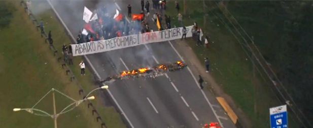 Protestos contra as reformas de Temer bloqueiam ruas e rodovias pelo país