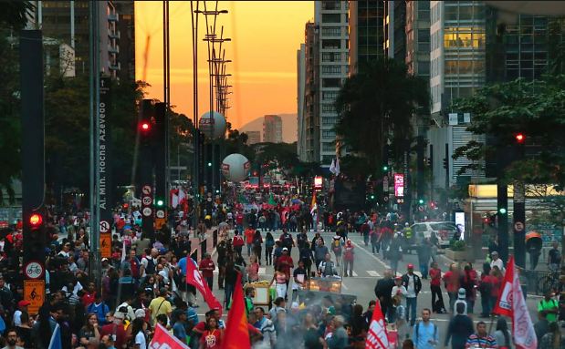 Disputa entre aliados do governo pode atrasar reforma trabalhista Greve geral no Brasil