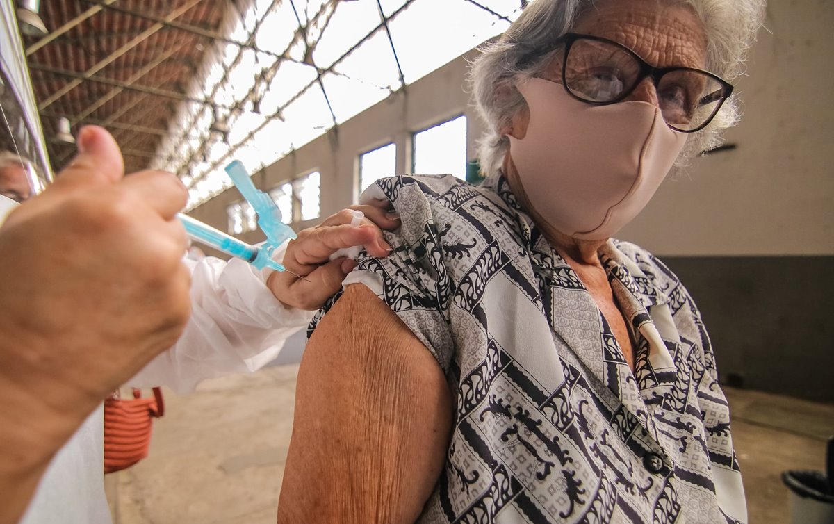 Antecipação da vacina ocorre sem imunização completa de grupos prioritários