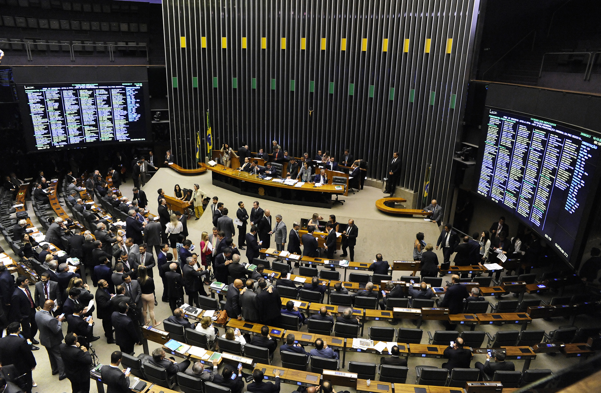 Concluída votação em 1º turno de PEC sobre coligações; faltam destaques em 2º turno