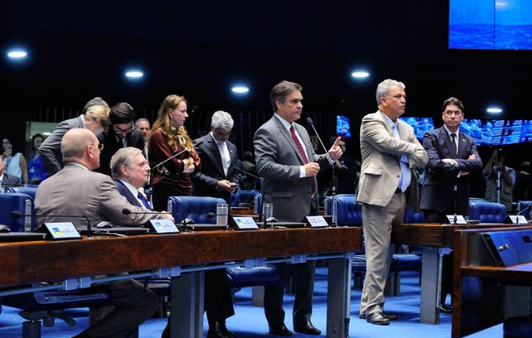 Plenário debate reunião da CAE que discutiu relatório da reforma trabalhista