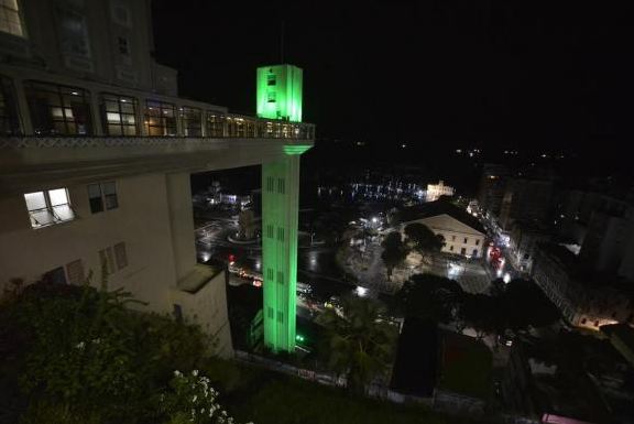 Monumentos no país ficam iluminados para chamar a atenção sobre o glaucoma