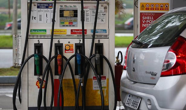 Petrobras reduz preço da gasolina em 2,3% após série de altas