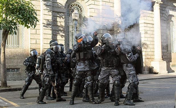 Votação na Assembleia do Rio tem protesto, bombas e tiros de borracha