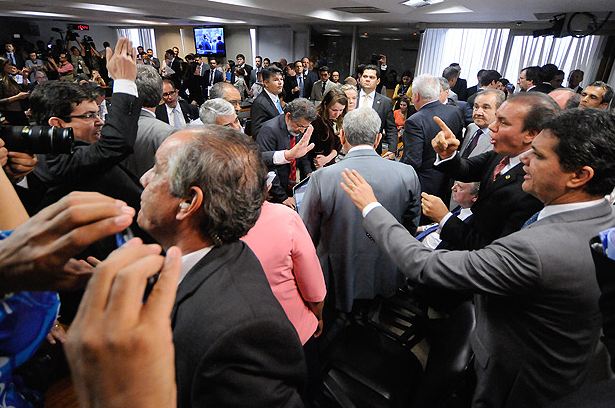 Bate-boca entre senadores interrompe tramitação da reforma trabalhista